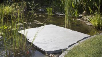 Alta Quarzitplatten 3-4 cm. Sehr schön für den Einsatz in Teich und Wasserfall.